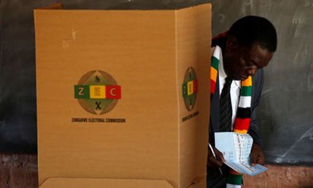 Zimbabwe's President Emmerson Mnangagwa casts his ballot as he votes in the general election at Sherwood Park Primary School in Kwekwe, Zimbabwe July 30, 2018. REUTERS/Philimon Bulawayo
