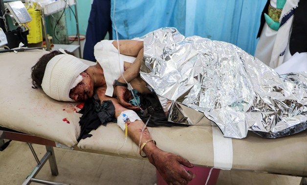 A Yemeni child lies on a bed receiving treatment at an emergency clinic, after being injured in a reproted air strike in the Iran-backed Huthi rebels' stronghold province of Saada on August 8, 2018. / AFP / STRINGER