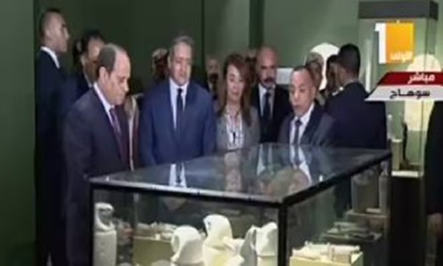 Abdel Fatah el-Sisi Listening to Mustafa Waziri's explanation regarding Sohag Musuem - Egypt Today 