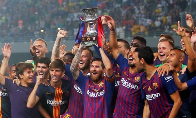 Soccer Football - Spanish Super Cup - Barcelona v Sevilla - Grand Stade de Tanger, Tangier, Morocco - August 12, 2018 Barcelona's Lionel Messi lifts the trophy as he celebrates winning the Spanish Super Cup with team mates REUTERS/Jon Nazca
