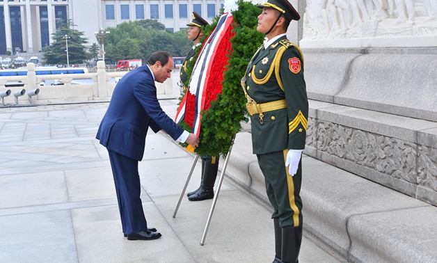 President Sisi lays a wreath at the Chinese Monument to the People's Heroes in Beijing- Press photo 