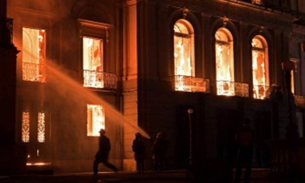 TOPSHOT - Firefighters work as a massive fire engulfs the National Museum in Rio de Janeiro, one of Brazil's oldest, on September 2, 2018. The cause of the fire was not yet known, according to local media. / AFP / Carl DE SOUZA