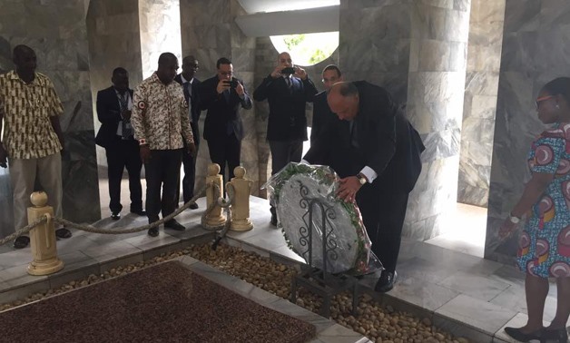 Foreign Minister Sameh Shoukry lays flowers on grave of former Ghana President - Press photo
