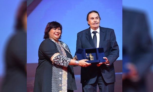 (L) Minister of Culture Ines Abdel Dayem honoring (R) Egyptian actor Ezzat el-Alaily – Egypt Today/Al-Saudi Mahmoud 