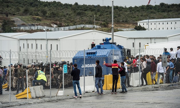 Turkish Gendarmes surround workers during a protest against the labor conditions at the construction site of the city's new airport in Istanbul, Turkey September 14, 2018. Picture taken September 14, 2018. Akin Celiktas/Demiroren News Agency via REUTERS A