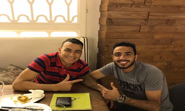 Kahraba poses for a picture with El-Hadary last night - (Archive)