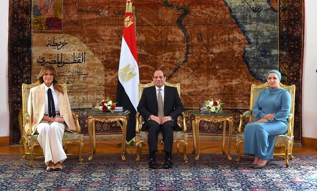 President Sisi (C) and his wife Entissar al-Sisi (R) welcomes U.S. First Lady Melania Trump (L) in Cairo- Press photo
