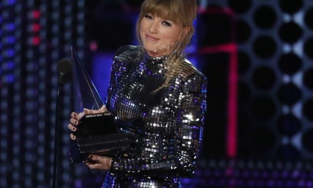 2018 American Music Awards - Photo Room - Los Angeles, California, U.S., 09/10/2018 - Taylor Swift accepts Artist of the Year. REUTERS/Mario Anzuoni.