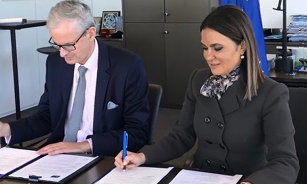 Minister of Investment Sahar Nasr and General Director of the Neighborhood Policy and EU Enlargement Christian Danielson sign the agreements - Press Photo