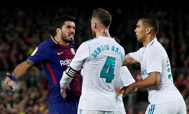 Soccer Football - La Liga Santander - FC Barcelona v Real Madrid - Camp Nou, Barcelona, Spain - May 6, 2018 Barcelona's Luis Suarez clashes with Real Madrid's Sergio Ramos and Casemiro REUTERS/Albert Gea 