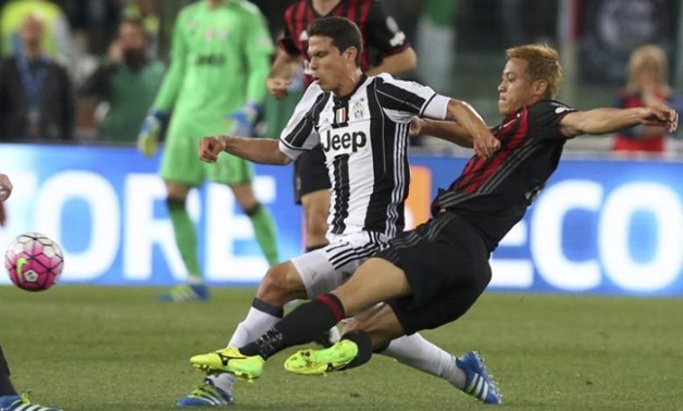 FILE PHOTO: Football Soccer - Juventus v Milan - Italian Cup Final - Olympic stadium, Rome, Italy - 21/05/16 Juventus' Hernanes in action against AC Milan's Keisuke Honda. REUTERS/Alessandro Bianchi Picture Supplied by Action Images 