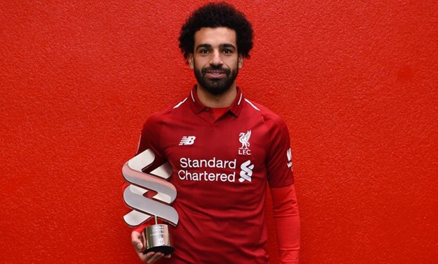 Liverppol's Mohamed Salah with the Player of the Month prize - Liverpool's official website
