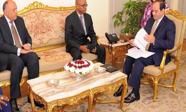 President Abdel Fatah al-Sisi (R) meets with Burundi’s chief of military bureau. General Ildéphonse Habarurema (M) – Press photo