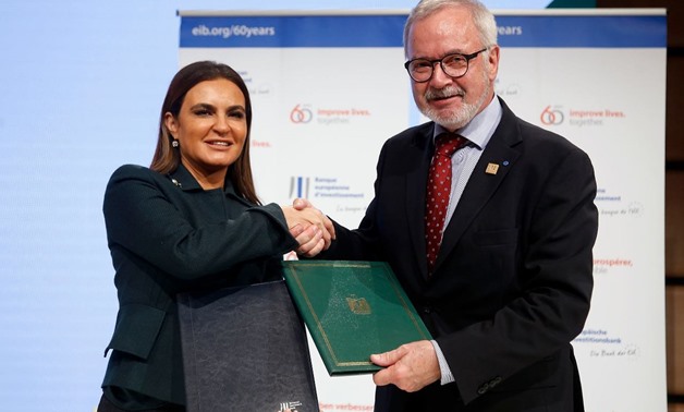 Minister Sahar Nasr and President of the EIB Werner Hoyer during the signing ceremony – Press photo