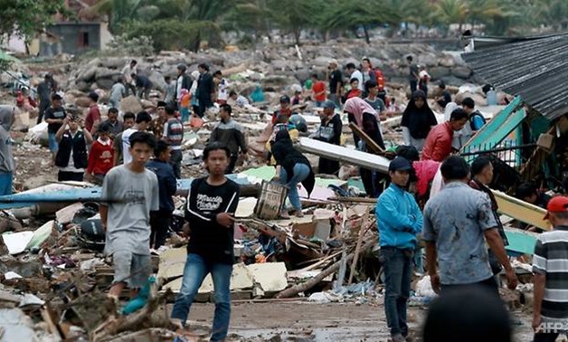 Rescuers and residents look for survivors along the coast in South Lampung on South Sumatra on Dec 23, 2018. (Photo: AFP/Ferdi Awed) 