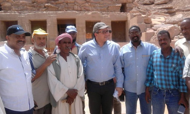 Minister of Antiquities with Nubian workers 