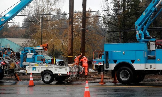 FILE PHOTO: PG&E works on power lines to repair damage caused by the Camp Fire in Paradise, California, U.S. November 21, 2018. REUTERS/Elijah Nouvelage/File Photo
