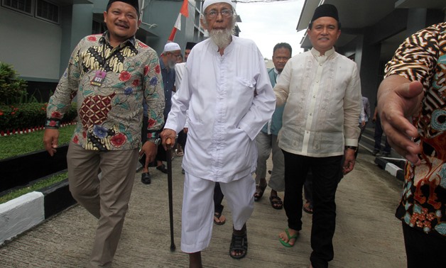 File-Abu Bakar Bashir is visited by Yusril Ihza Mahendra at Gunung Sindur prison in Bogor- Reuters