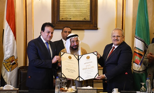 Sultan bin Muhammad Al-Qasimi (Middle) during his visit to Cairo University - press photo
