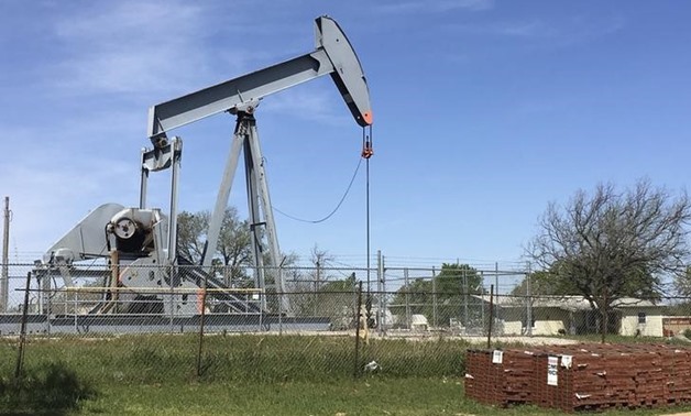 FILE PHOTO: An oil pumpjack is seen in Velma, Oklahoma U.S. April 7, 2016. REUTERS/Luc Cohen
