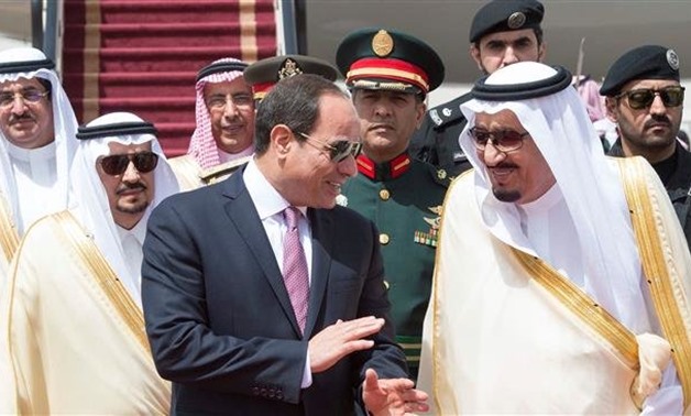 Saudi Arabia's King Salman bin Abdulaziz Al Saud (R) stands with Egypt's President Abdel Fattah el-Sisi during a welcoming ceremony in Riyadh, Saudi Arabia, April 23, 2017. (Photo by Reuters)
