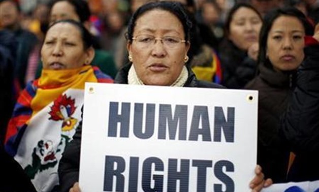 A pro-Tibet protester demonstrates outside the United Nations headquarters in New York, March 24, 2008. REUTERS/Mike Segar