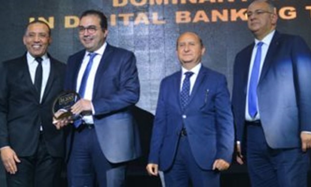 Nidal Assar, CEO of EG Bank, receiving the bt100 crystal award 