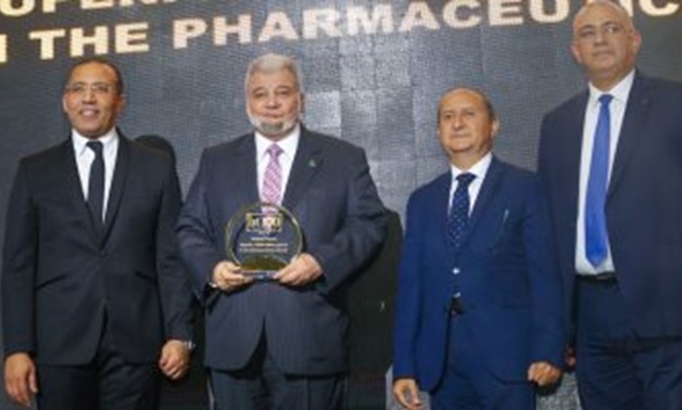 Mohsen Mahgoub, Chairman of IbnSinaPharma, receiving the bt100 crystal award.