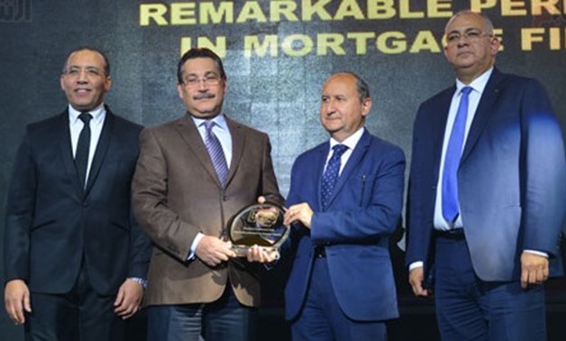 Hassan Ghanem, Managing Director of Housing and Development Bank, receiving the bt100 crystal award