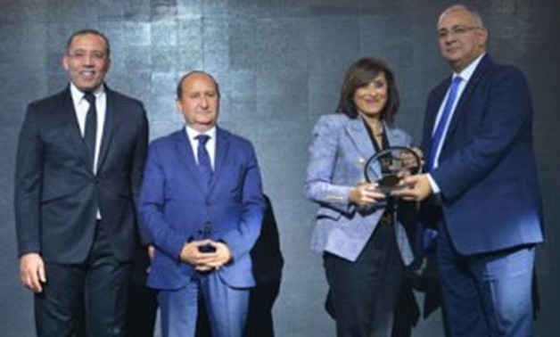 Manal Hussein, Chairman and CEO Orascom Development, receiving the bt100 crystal award