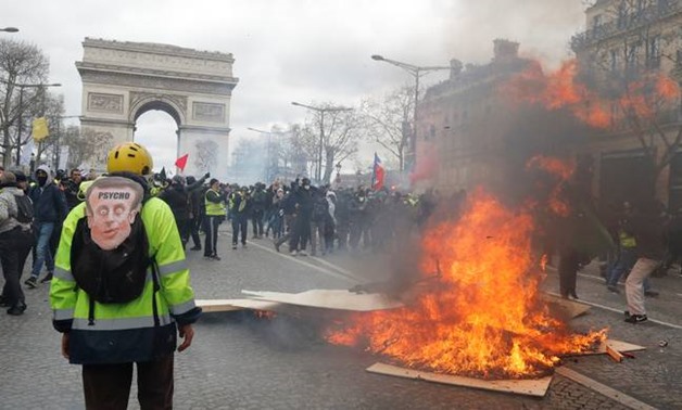 Protesters clash with French riot police during a demonstration by the "yellow vests" movement in Paris, France, March 16, 2019. REUTERS/Philippe Wojazer