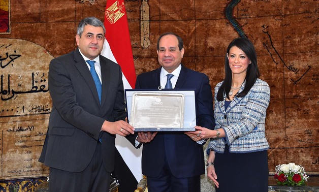 UNWTO Secretary General Zurab Pololikashvili (L) presented President Sisi (C) the organization's shield in presence of Egyptian Minister of Tourism Rania al-Mashat- Press photo