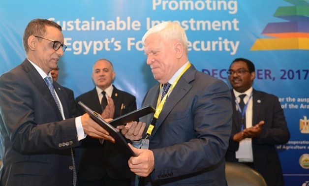 Abdessalam Ould Ahmed, FAO Assistant Director-General and Regional Representative for the Near East and North Africa, and Oleksiy Vadatursky, CEO and co-owner of Nibulon, sign a memorandum on behalf of their organizations - Press Photo