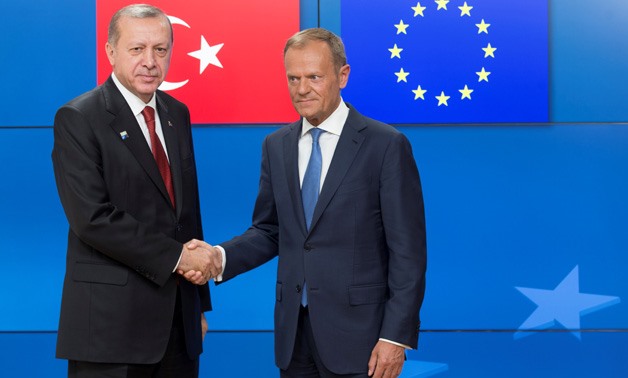 Turkish President Recep Tayyip Erdogan (L) shakes hands with European Council President Donald Tusk (R) in Brussels, Belgium, May 25, 2017. REUTERS/Oliver Hoslet/Pool