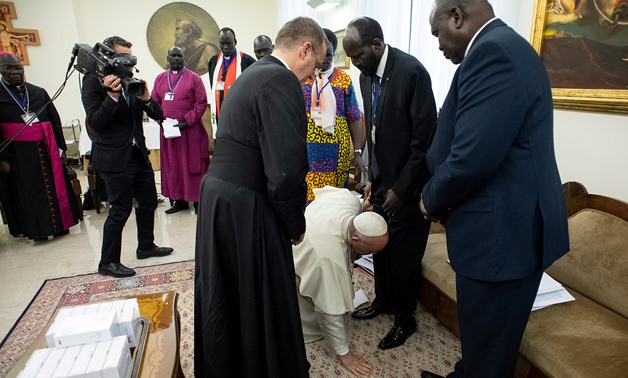 Pope Francis kneels to kiss feet of the President of South Sudan Salva Kiir at the end of a two day Spiritual retreat with South Sudan leaders at the Vatican, April 11, 2019. Vatican Media/­Handout via REUTERS