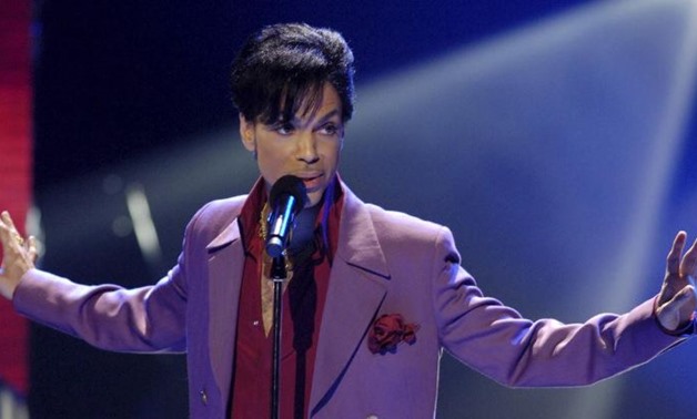 FILE PHOTO: Singer Prince performs in a surprise appearance on the "American Idol" television show finale at the Kodak Theater in Hollywood, California in this May 24, 2006 file photo. REUTERS/Chris Pizzello/Files