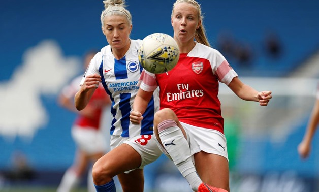 Soccer Football - Women's Super League - Brighton & Hove Albion v Arsenal - The American Express Community Stadium, Brighton, Britain - April 28, 2019 Arsenal's Beth Mead in action with Brighton's Kirsty Barton Action Images via Reuters/John Sibley
