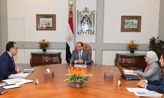 Egyptian President Abdel Fattah El-Sisi meeting with Prime Minister Mostafa Madbouly (L) and Health Minister Hala Zayed (R) 