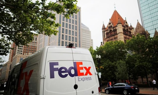 FILE PHOTO: A Fedex truck makes deliveries and pick-ups in the Back Bay in Boston, Massachusetts, U.S., June 18, 2018. REUTERS/Brian Snyder
