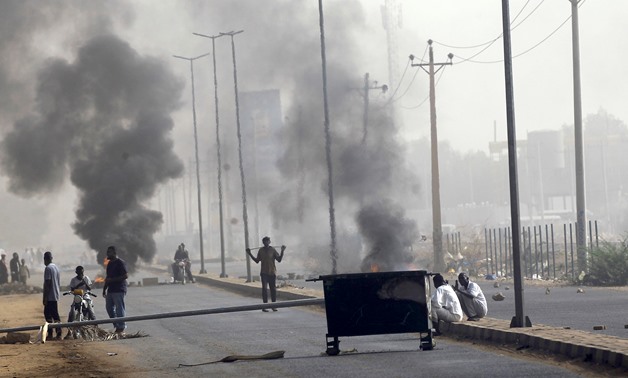 Sudanese protesters erect a barricade on a street and demanding that the country's Transitional Military Council hand over power to civilians in Khartoum, Sudan June 3, 2019. REUTERS/Stringer
