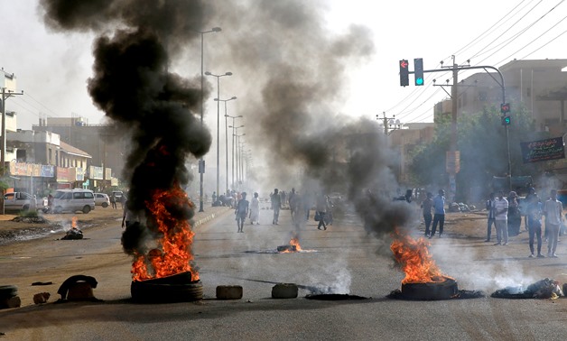 Sudanese protesters burn tyres as they erect barricades on a street and demanding that the country's Transitional Military Council hand over power to civilians in Khartoum, Sudan June 3, 2019. REUTERS/Stringer

