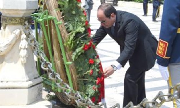 Sisi laid Wednesday a wreath at the Tomb of the Unknown Soldier in the Romanian capital, Bucharest - Press Photo