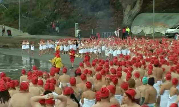 More than 1,900 people rose early on Saturday to take a chilly plunge on the Australian island state of Tasmania.

