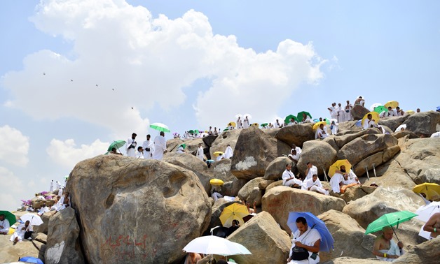 Muslim pilgrims, some holding parasols, pray on Mount of Mercy in Arafat ahead of the Eid al-Adha festival in the holy city of Mecca, Saudi Arabia August 10, 2019. REUTERS/Waleed Ali
