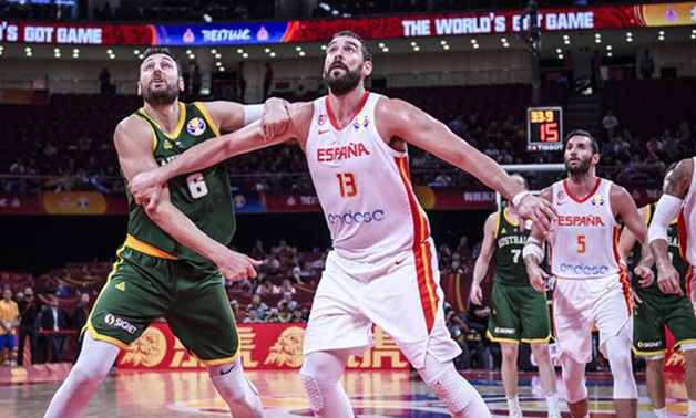 Andrew Bogut (Australia) and Marc Gasol (Spain) wait for the ball to drop, Marca 
