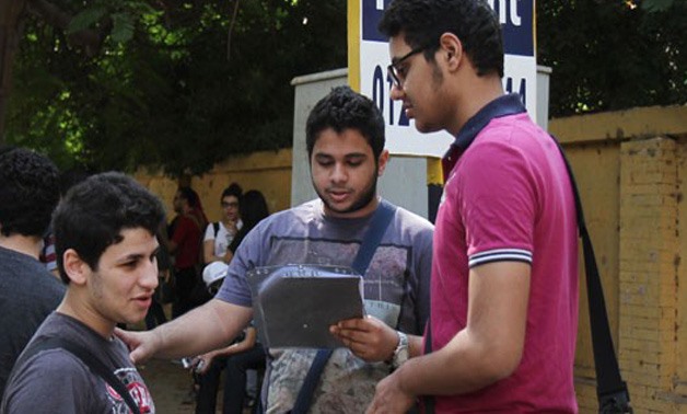 Group Of Students revise before the exam in the third day of Egypt's 2015 Thanaweya Amma exams - File photo- 
