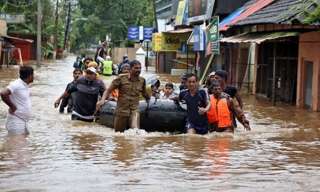 FILE PHOTO: Rescuers evacuate people from a flooded area to a safer place in Aluva, Kerala, India, August 18, 2018. REUTERS/Sivaram V/File Photo

