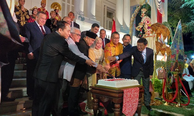   Indonesian Ambassador to Egypt Helmy Fawzy, his spouse, Egyptian guests of honor are cutting cake to celebrate the Indonesian Independence day in Cairo- Samar Samir/ Egypt Today