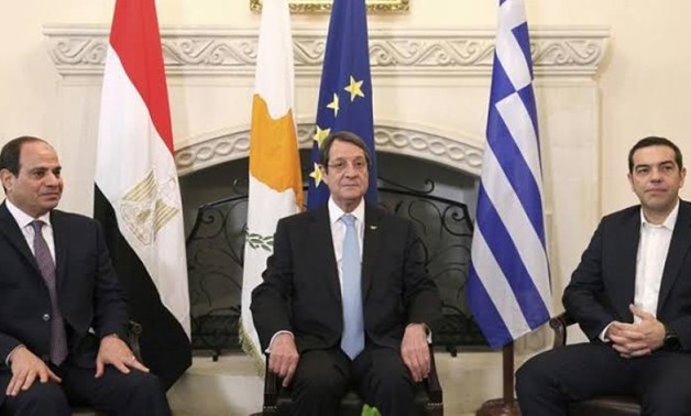 Cyprus President Nicos Anastasiades, center, Greek Prime minister Alexis Tsipras, right, and Egypt's President Abdel-Fattah el-Sisi talk during their meeting in Crete, Nov. 21, 2017.
