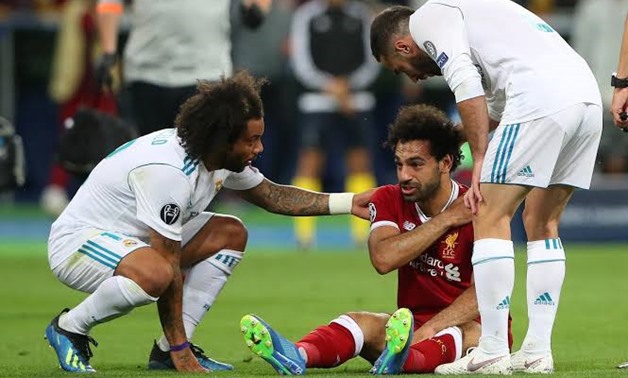 Soccer Football - Champions League Final - Real Madrid v Liverpool - NSC Olympic Stadium, Kiev, Ukraine - May 26, 2018 Liverpool's Mohamed Salah is consoled by Real Madrid's Marcelo and Sergio Ramos after sustaining an injury. REUTERS/Hannah McKay
